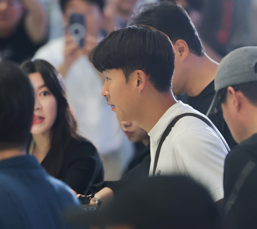 손흥민 입국, 홍명보 때와 180도…공항 찾은 팬들 따뜻한 격려 메시지 보...