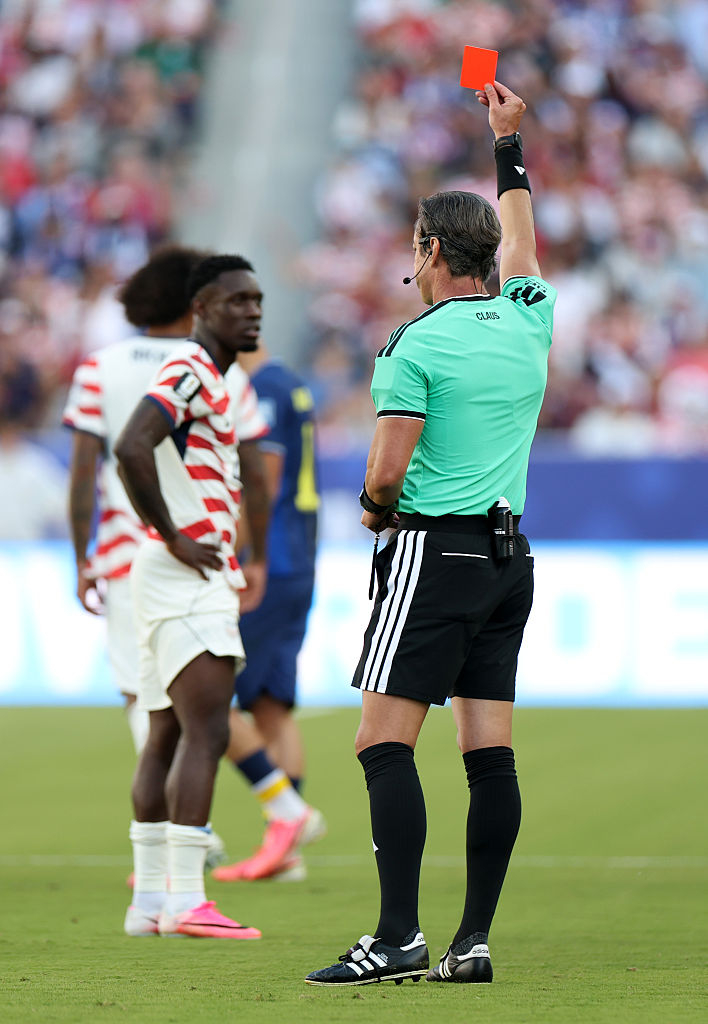 ‘18명 중 단 1명이 결정’ 발로건 퇴장 징계 유예 전말···FIFA 징계위원장 ‘독단적 밀실 면죄부’ 일파만파