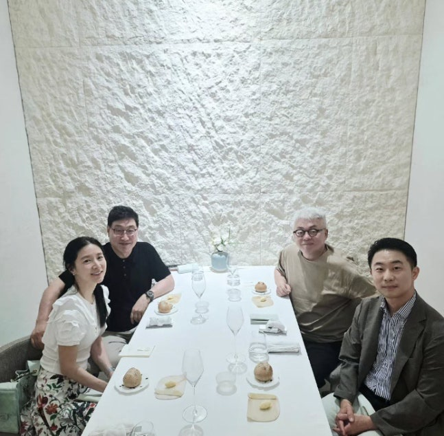 <b>이영애</b>75세 남편과 오붓한 근황…동안+풍성한 머리숱 눈길