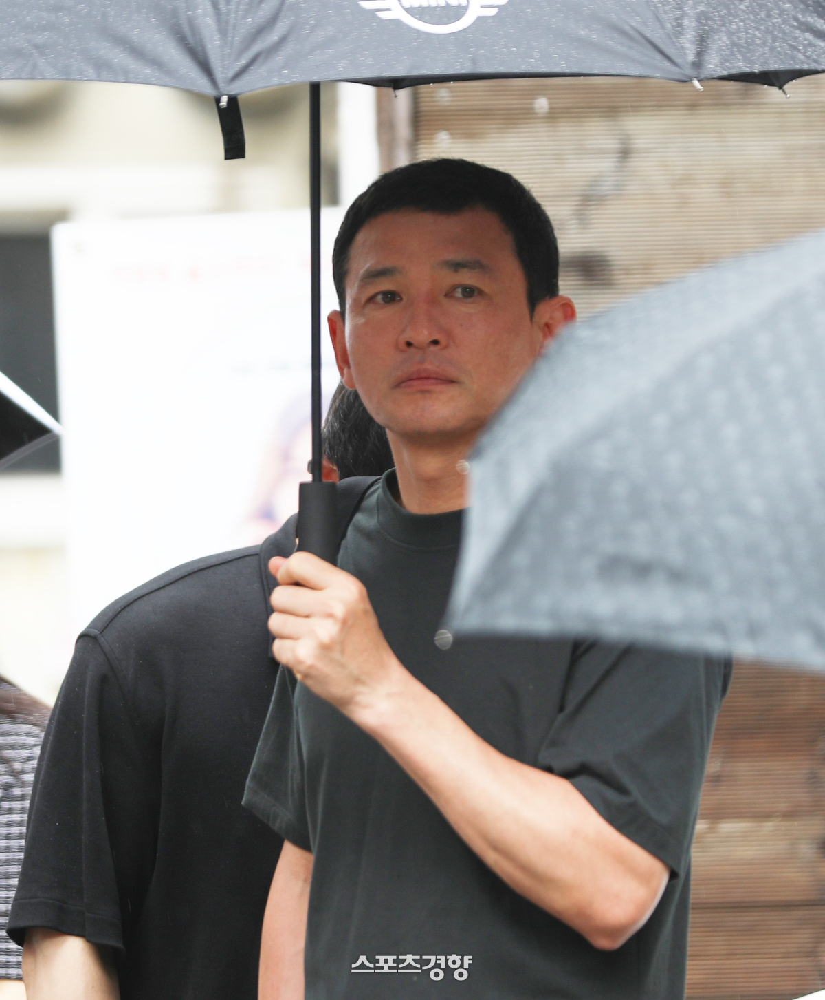 [단독] ‘<b>스토킹</b> vs 손배’ <b>황정민</b>·여성 팬, 형사·민사 법정 공방
