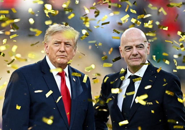 잔니 인핀티노 FIFA 회장이 지난달 20일 북중미월드컵 결승전 시상식에서 함께 서 있다. 로이터연합뉴스