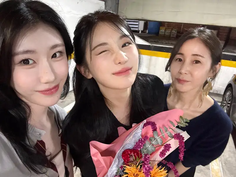 “<b>채령</b> 오열 이유 있었나” <b>이채연</b> 자매 母, <b>암 투병</b> 고백에 응원 봇물