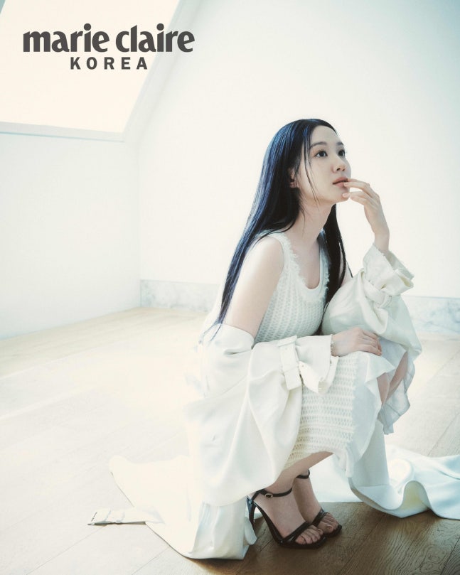 몽환적이면서도 한층 깊어진 매력의 화보 사진
