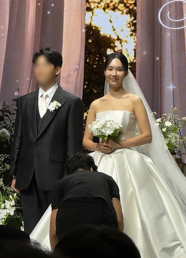 가수 <b>김나희</b>, 오늘(30일) 비연예인 사업가와 결혼…동료들 축하 속 ‘품...