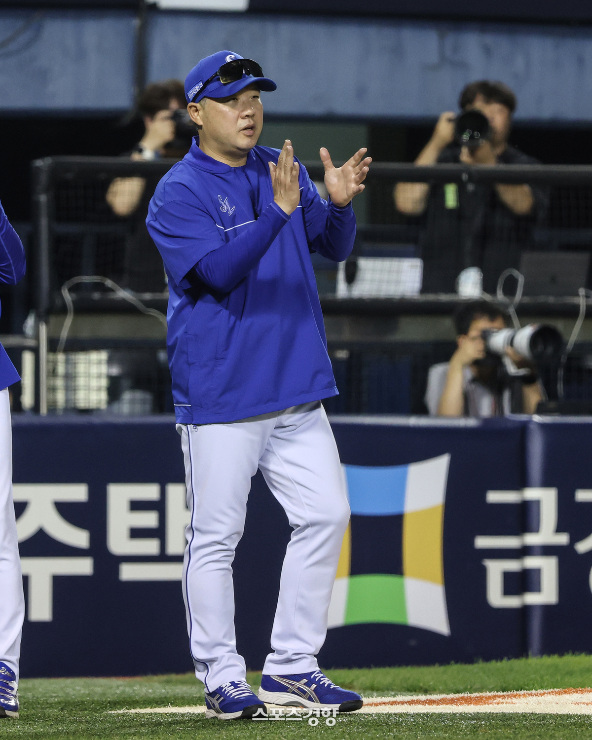 <b>박진만 감독</b>, 김태군 가리키며 “너무 잘 친다, 적당히 좀 하지···.”...