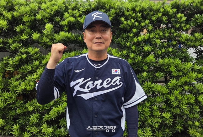 정윤진 U-18 야구 국가대표팀 감독이 11일 일본과의 슈퍼라운드 1차전에서 승리한 뒤 인터뷰하고 있다. 타이베이 | 유새슬 기자