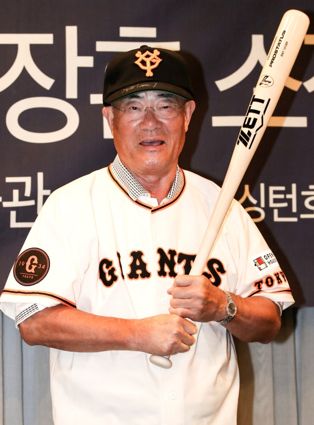 2018년 서울에서 열린 소장품 기증식에서 포즈를 취하는 장훈. 연합뉴스 자료사진