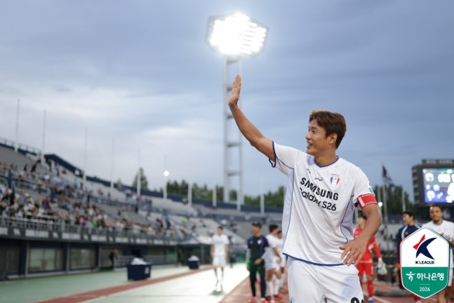 수원 삼성 주장 홍정호가 팬들에게 인사하고 있다. 프로축구연맹 제공
