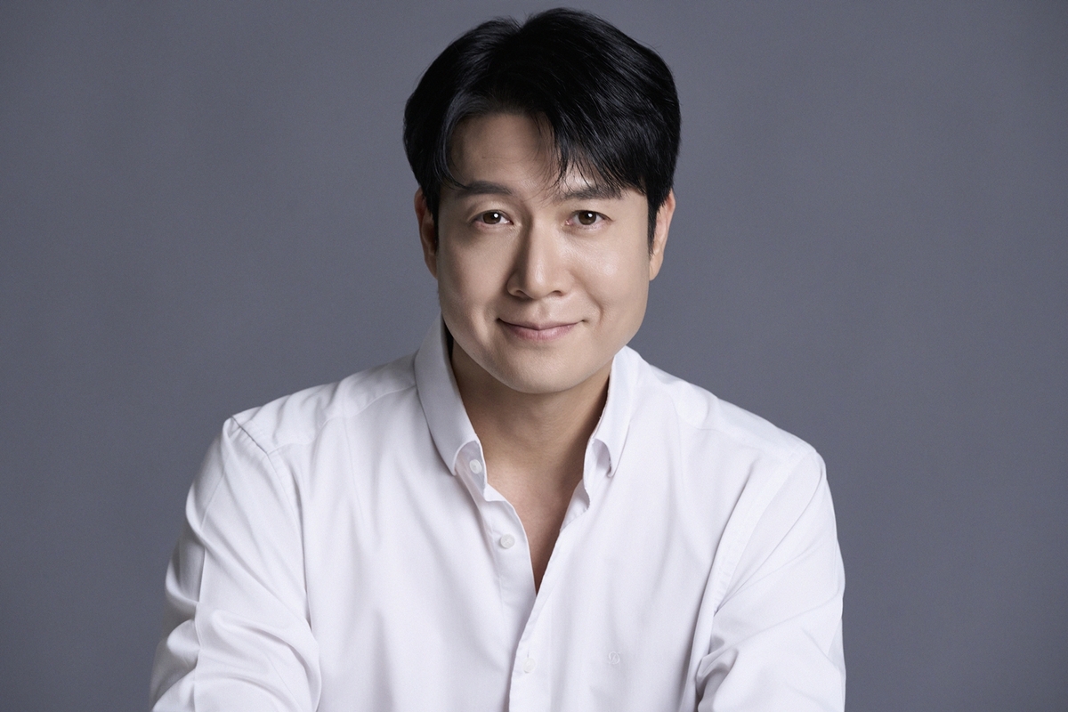 배우 <b>조현재</b>, 여유와 카리스마 공존하는 <b>새 프로필</b> 사진 공개
