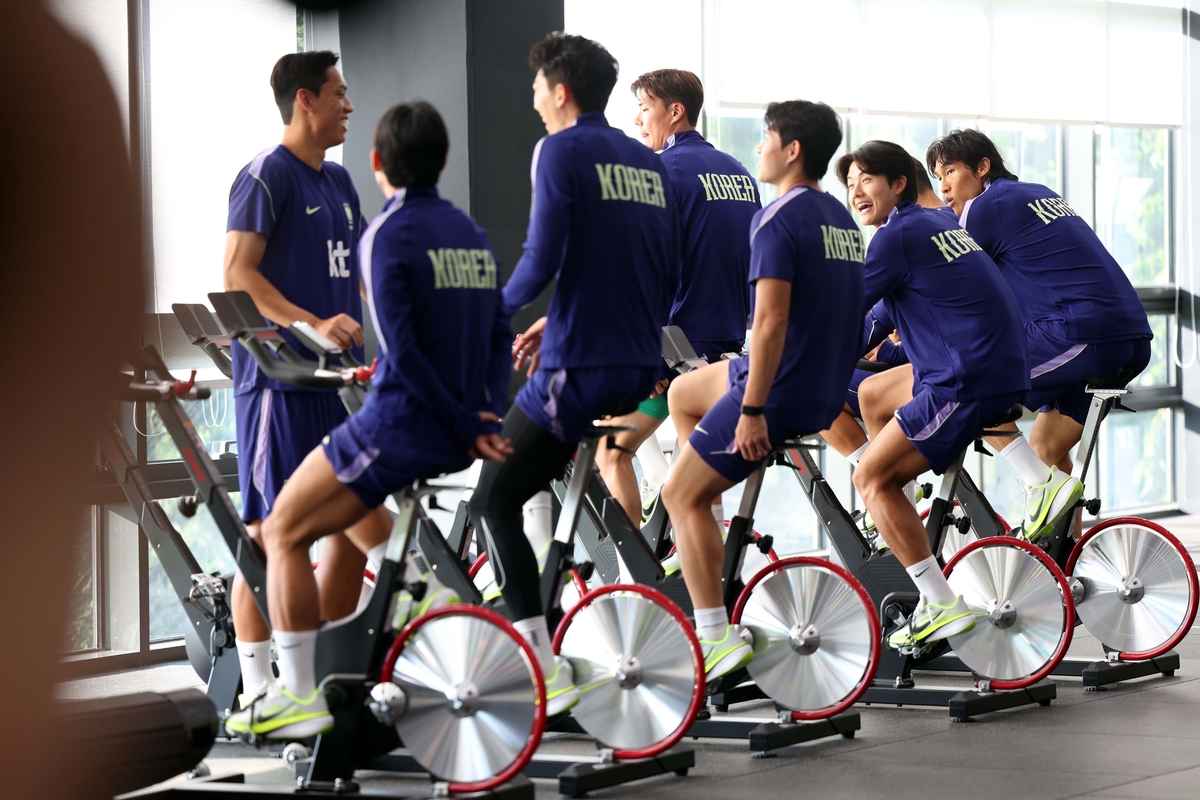 <b>송범근</b>이 선곡한 ‘라틴 느낌’ 노래와 함께 실내에서 시작한 모레노호...