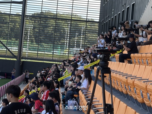 22일 천안 코리아풋볼파크에서 열린 오픈트레이닝데이를 찾은 팬들이 한국 축구대표팀 선수들이 훈련하는 모습을 지켜보고 있다. 박찬기 기자