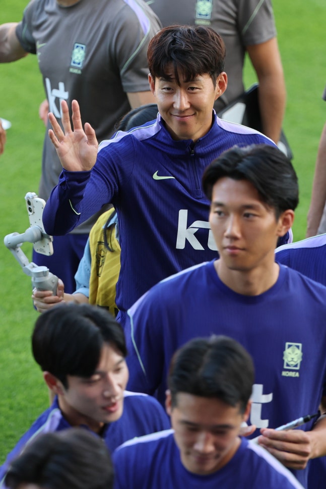 한국 축구대표팀 손흥민이 22일 천안 코리아풋볼파크에서 열린 오픈트레이닝데이 행사에서 팬들에게 인사하고 있다. 연합뉴스