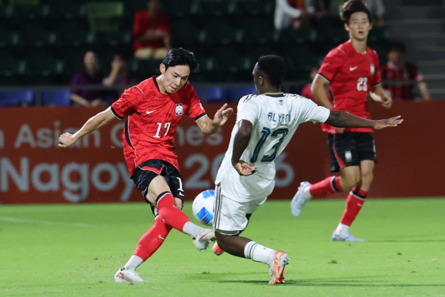 양민혁이 22일 일본 나고야 미즈호 공원 럭비경기장에서 열린 2026 아이치·나고야 아시안게임 남자 축구 조별리그 2차전 사우디아라비아와의 경기에서 슈팅을 시도하고 있다. 연합뉴스