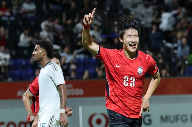 신민하가 22일 일본 나고야 미즈호 공원 럭비경기장에서 열린 2026 아이치·나고야 아시안게임 남자 축구 조별리그 2차전 사우디아라비아와의 경기에서 헤더 선제골을 터트린 뒤 기뻐하고 있다. 연합뉴스
