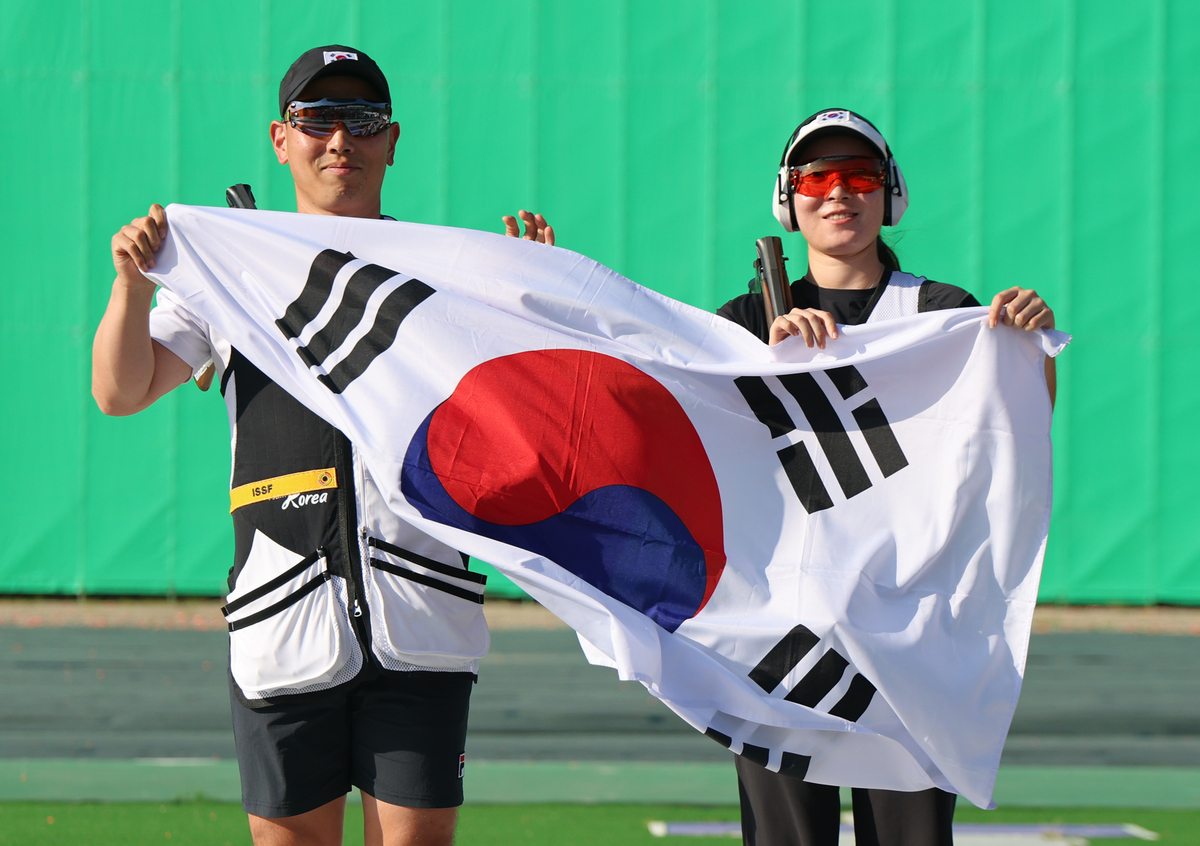 사격 이종준-장국희, 스키트 혼성 단체전서 은<b>메달</b>…첫 <b>메달</b> 쾌거