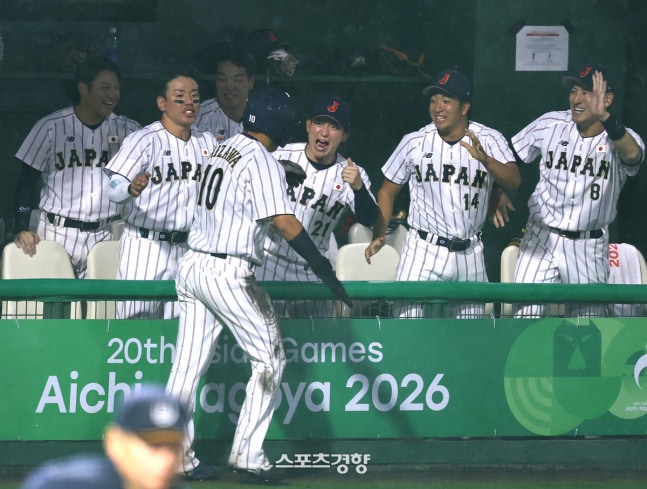 27일 일본 아이치현 도요하시 시민구장에서 열린 2026 아이치·나고야 아시안게임 야구 결승전에서 일본이 한국을 상대로 동점을 만든 뒤 환호하고 있다. 2026.9.27. 도요하시|강윤중 선임기자