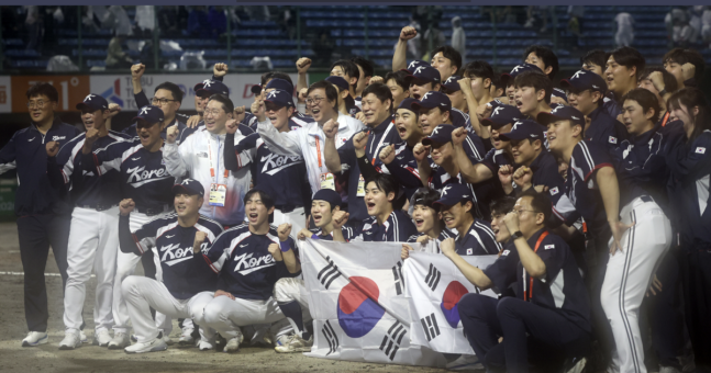 아이치 나고야 아시안게임 금메달 획득 뒤 기념촬영하는 대표팀 선수들. 연합뉴스