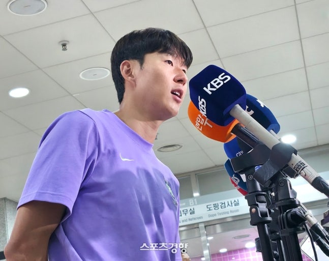 28일 서울월드컵경기장에서 열린 축구 대한민국 대 우루과이 평가전을 마친 후 인터뷰 중인 손흥민. 용환주 기자