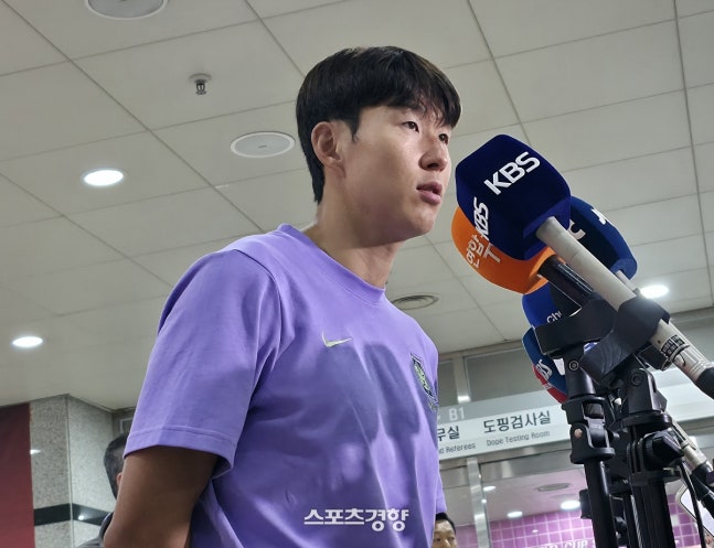 28일 서울월드컵경기장에서 열린 축구 대한민국 대 우루과이 평가전을 마친 후 인터뷰 중인 손흥민. 용환주 기자