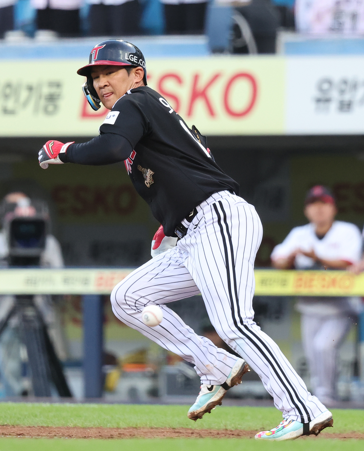 7연패부터 끊어야 하는데…LG <b>오지환</b>, <b>무릎 부상</b>으로 4회초 <b>교체</b>[스경x현...