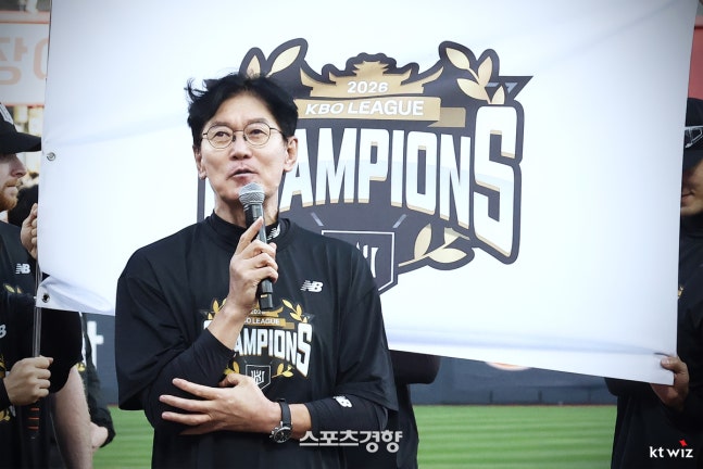KT 정규리그 우승을 확정한 뒤 팬들 앞에서 소감을 밝히는 이강철 감독. KT위즈 제공