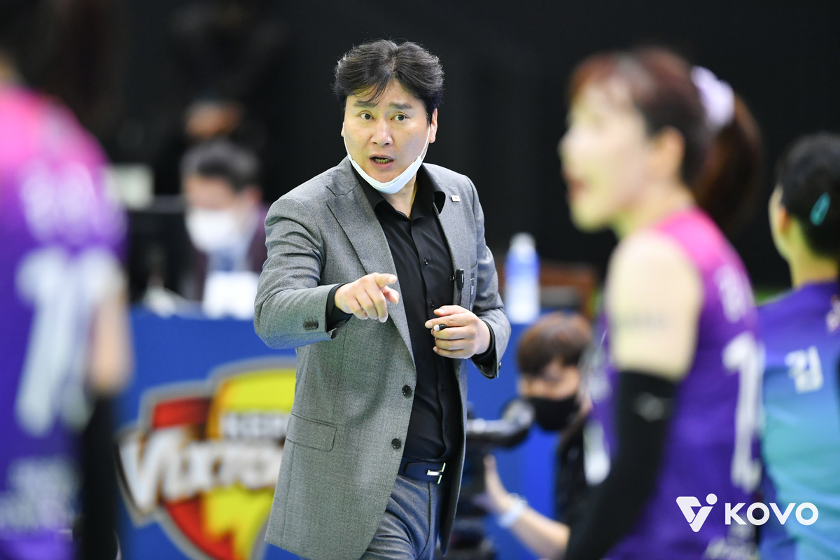 <b>정관장</b>, 새 사령탑에 <b>권순찬</b> 전 흥국생명 <b>감독 선임</b> “선수들과 적극적...