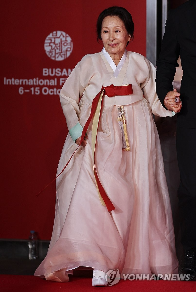 ‘85세’ <b>김혜자</b>, <b>부국제</b> 레드카펫 착장은 고운 한복…<b>건강</b>이상설엔 “...