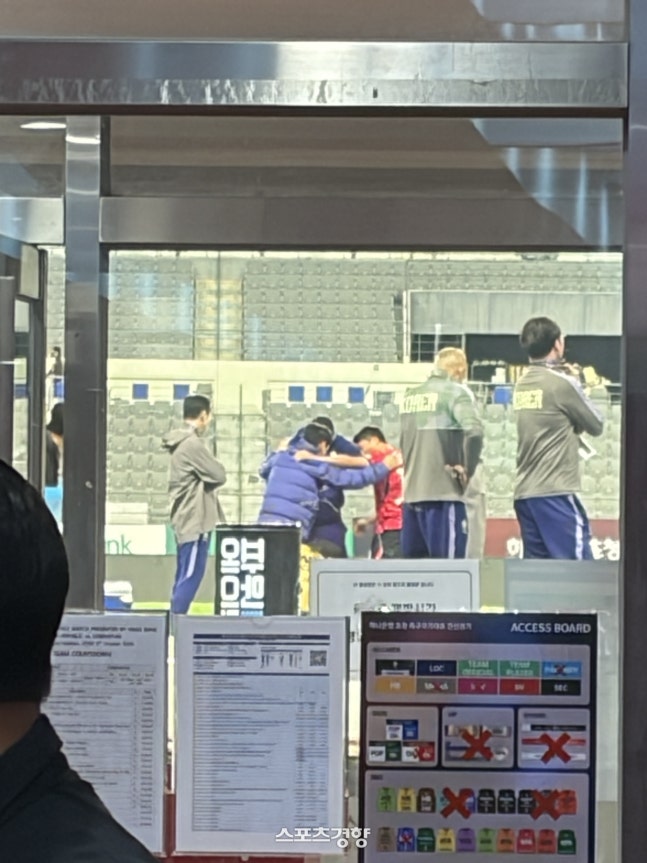 김민재와 황인범, 황희찬이 6일 용인미르스타디움에서 열린 우즈베키스탄과 A매치 평가전이 끝난 뒤 그라운드에서 어깨동무를 하고 있다. 용인 | 박찬기 기자