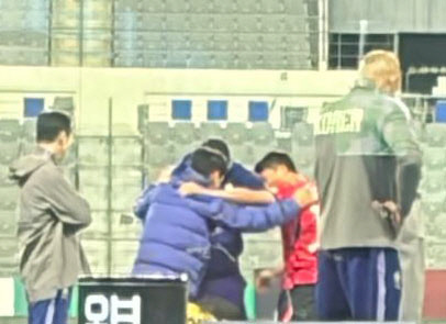 세 선수가 6일 용인미르스타디움에서 열린 우즈베키스탄과 A매치 평가전이 끝난 뒤 그라운드에서 어깨동무를 하고 있는 모습. 용인 | 박찬기 기자