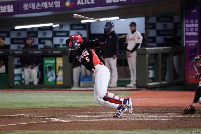 KIA 김도영이 7일 사직 롯데전에서 8회초 1사 만루 2루타를 치고 달려나가고 있다. KIA 타이거즈 제공