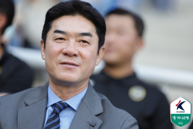 윤정환 인천 유나이티드 감독이 9일 인천축구전용경기장에서 열린 포항 스틸러스와의 하나은행 K리그1 2026 31라운드 홈경기에서 미소를 지으며 경기를 지켜보고 있다. 프로축구연맹 제공