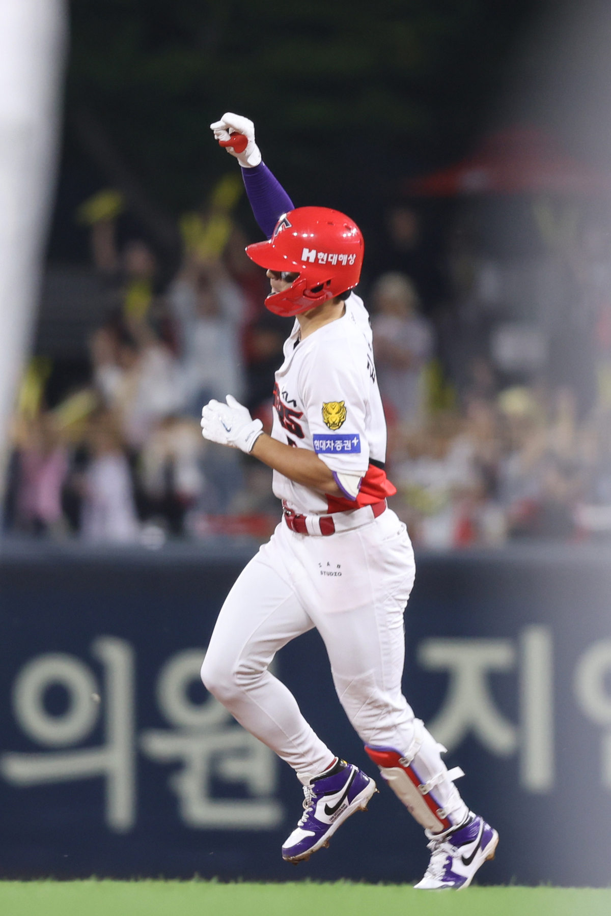 슈퍼스타는 동점을 못 참지…<b>김도영</b>, 시즌 <b>44호 홈런</b> 폭발, <b>홈런</b>왕 승부...