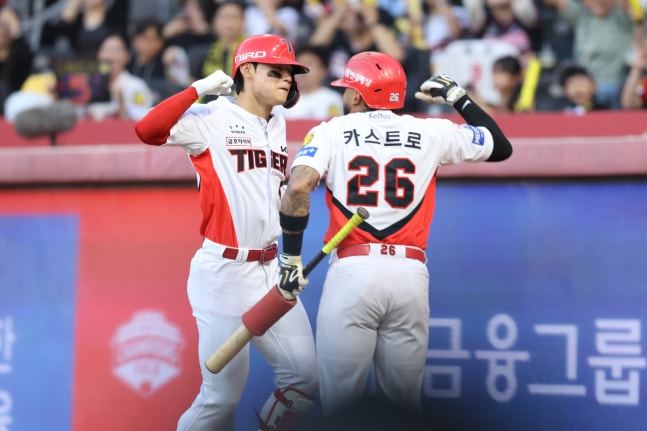 KIA 김도영이 10일 광주 SSG전에서 3회말 시즌 44호 홈런을 친 뒤 카스트로와 세리머니 하고 있다. KIA 타이거즈 제공
