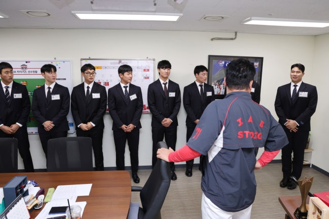 이호민(오른쪽)과 함께 2027 신인들이 11일 이범호 KIA 감독에게 인사하고 있다. KIA 타이거즈 제공