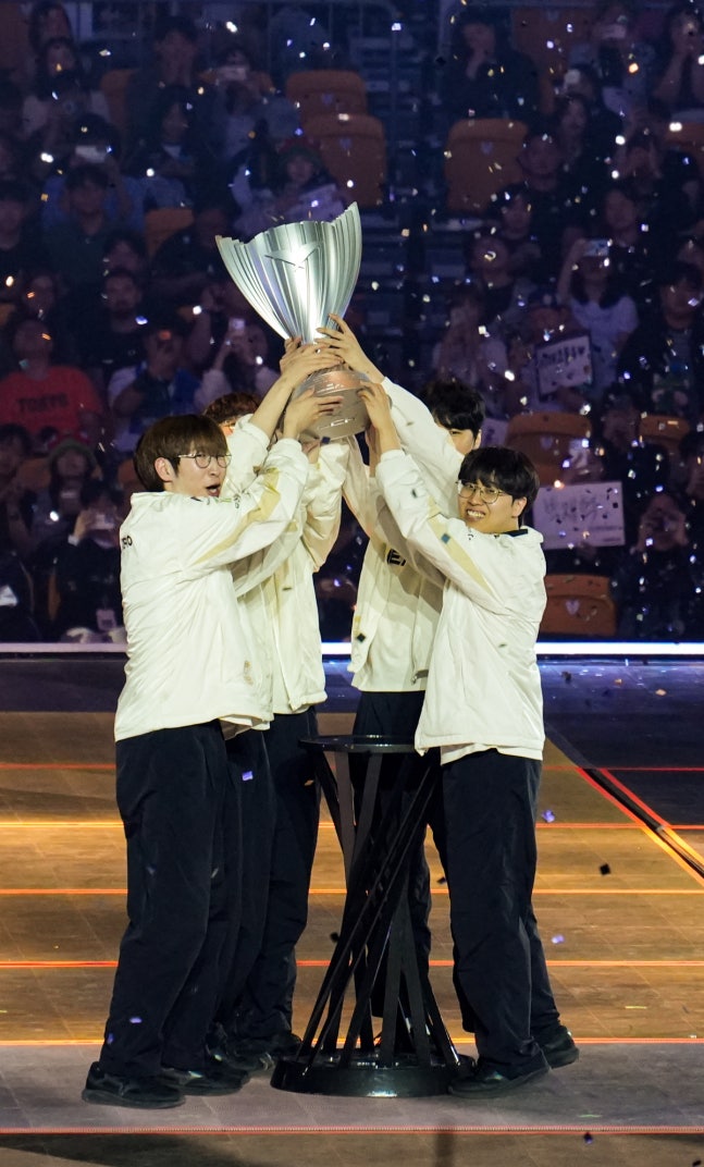 젠지 선수단이 지난달 13일 서울 송파구 KSPO돔에서 열린 2026 LCK 결승전에서 한화생명e스포츠를 세트 스코어 3-1로 꺾고 우승을 확정한 직후 트로피를 들어올리며 기뻐하고 있다. 연합뉴스