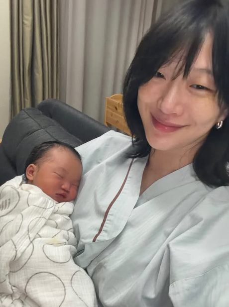 ‘만삭 샤넬 런웨이’ <b>최소라</b>, 결혼 7년 만에 <b>득녀</b>…엄마 됐다