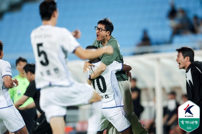 이정효 수원 삼성 감독이 천안시티전에서 득점을 터트린 루이스와 기뻐하고 있다. 프로축구연맹 제공