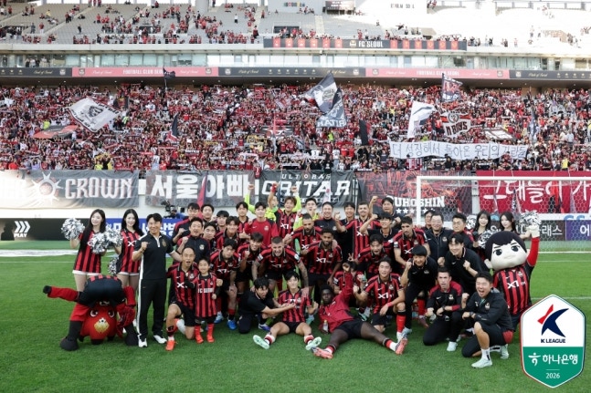 FC서울 선수들이 10일 서울월드컵경기장에서 제주SK를 2-1로 물리친 뒤 홈 팬 앞에서 기념 촬영하고 있다. 프로축구연맹 제공