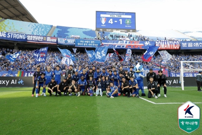 수원 삼성 선수들이 11일 안산 그리너스를 4-1로 물리친 뒤 홈 팬 앞에서 기념촬영 하고 있다. 프로축구연맹 제공