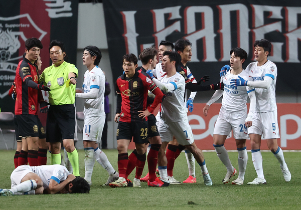 2023년 11월 K리그1 FC서울과 수원 삼성의 경기. FC서울 기성용과 수원 삼성 전진우가 몸싸움으로 충돌하자 양 팀 선수들이 신경전을 벌이고 있다. 연합뉴스