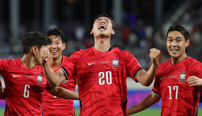 오세훈(가운데)이 지난 6일 경기 용인시 용인미르스타디움에서 열린 축구 국가대표팀 평가전 대한민국과 우즈베키스탄의 경기에서 두번째 골을 넣은 뒤 기뻐하고 있다. 연합뉴스
