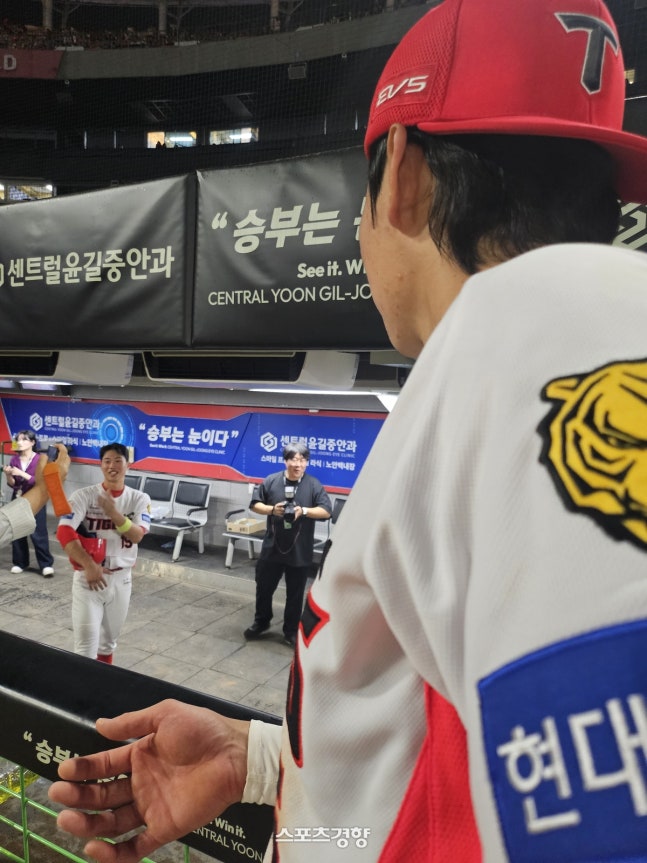 KIA 김도영이 12일 광주 LG전을 마치고 인터뷰하는 중에 박재현이 멀찍이 서서 바라보고 있다. 광주 | 김은진 기자