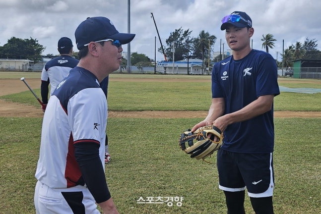 류지현 한화 감독이 대표팀 사령탑이던 지난 2월 WBC 캠프에서 NC 유격수 김주원에게 수비 팁을 주는 장면. 심진용 기자