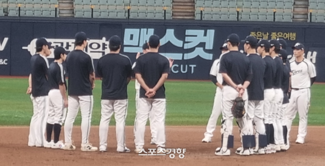 지난 9월 아이치 나고야 아시안게임을 앞두고 고척돔 훈련 중 류지현 감독이 젊은 야수들을 모아놓고 수비에 관한 지도를 하고 있다.