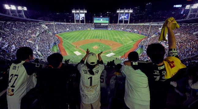 14일 올 시진을 끝으로 철거되는 서울 잠실야구장에서 열린 2026 신한 SOL KBO 포스트시즌 와일드카드 결정전 1차전 두산 베어스와 LG 트윈스의 경기. 양 팀 유니폼을 입은 관중들이 응원하고 있다. 2026.10.14 연합뉴스