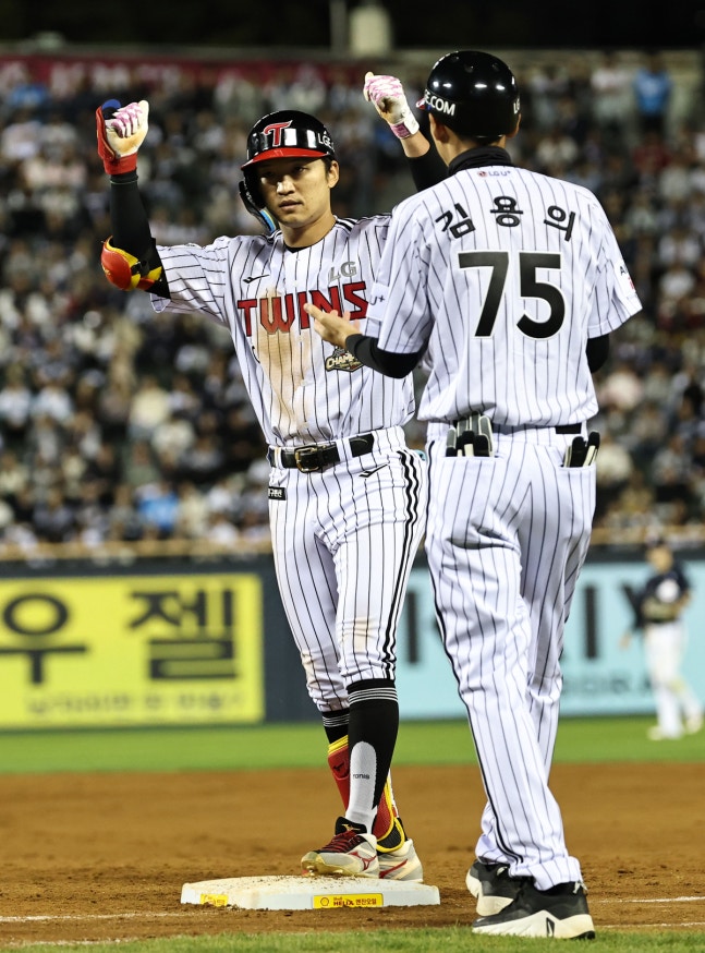 14일 서울 잠실야구장에서 열린 2026 신한 SOL KBO 포스트시즌 와일드카드 결정전 1차전 두산 베어스와 LG 트윈스의 경기. 7회말 1사 1루 LG 박해민이 중전 1루타를 친 뒤 세리머니를 하고 있다. 2026.10.14 연합뉴스