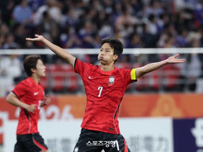 한국의 엄지성이 3일 일본 아이치현 도요타 스타디움에서 열린 2026 아이치·나고야 아시안게임 축구 남자 결승전 일본과 경기에서 골을 넣은 뒤 환호하고 있다. 2026.10.3. 도요타|강윤중 선임기자
