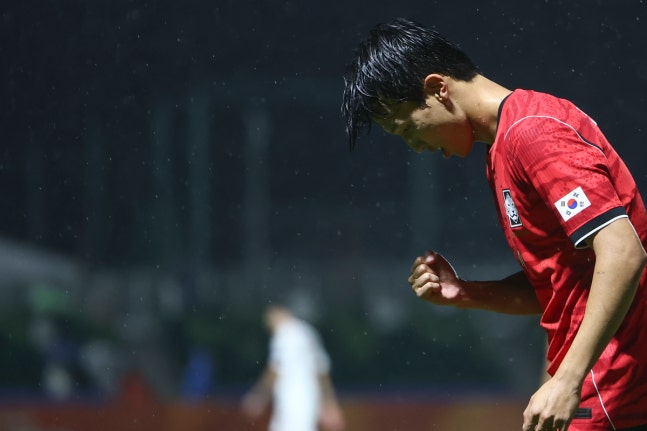 15일 일본 나고야 미즈호 공원 럭비경기장에서 열린 2026 아이치·나고야 아시안게임 남자 축구 D조 1차전 대한민국 대 카타르의 경기. 한국 엄지성이 첫 골을 넣은 후 기뻐하고 있다. 연합뉴스