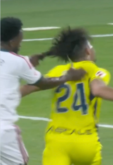 레알 마드리드 비니시우스 주니오르가 비야레알 나단 살리바의 머리채를 잡아당기고 있다. ESPN 캡처