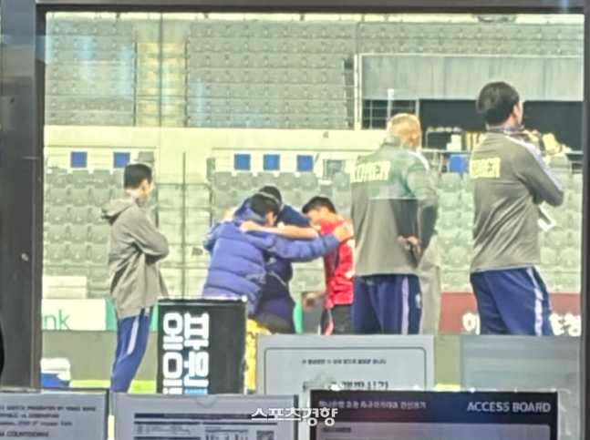 김민재와 황인범, 황희찬이 6일 용인미르스타디움에서 열린 우즈베키스탄과 A매치 평가전이 끝난 뒤 그라운드에서 어깨동무를 하고 있다. 용인 | 박찬기 기자